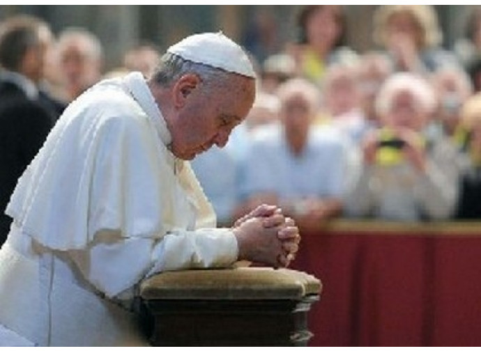 Papa Francesco prega per la pace